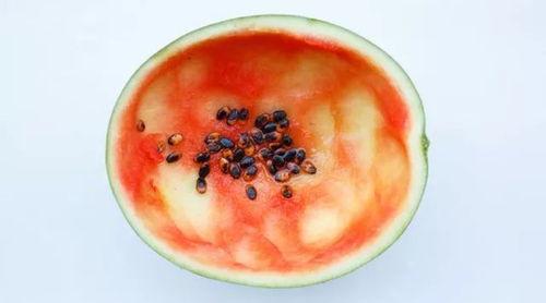 吃瓜勺子划脸视频,这操作太“狠”了！